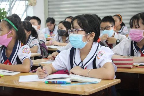 Phụ huynh phải bỏ tiền triệu mua đồng phục cho con trước năm học mới