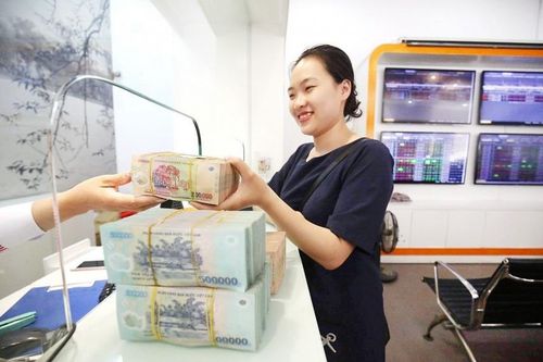 Cổ phiếu ngân hàng: Ngóng chờ động lực từ room tín dụng