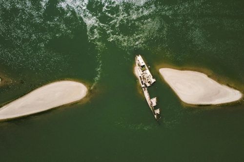 Sông châu Âu cạn trơ đáy, để lộ xác tàu chiến, bom và cả 'đá đói'