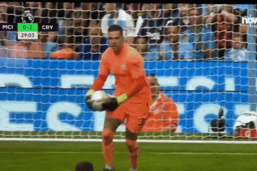 Ederson tái hiện sai lầm của Karius