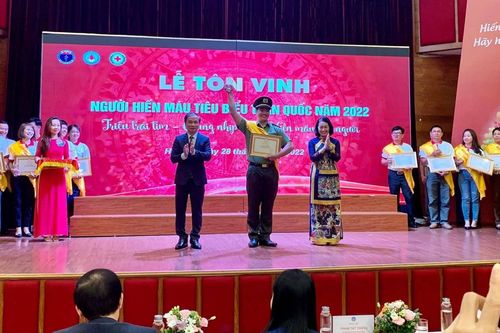 Tôn vinh 100 người hiến máu tiêu biểu