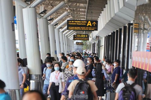 Sân bay Tân Sơn Nhất làm gì để hạn chế tình trạng ùn tắc, quá tải trong dịp lễ 2/9?