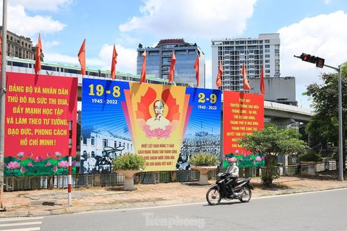Phố phường Hà Nội trang hoàng cờ hoa chào mừng ngày lễ lớn 2/9