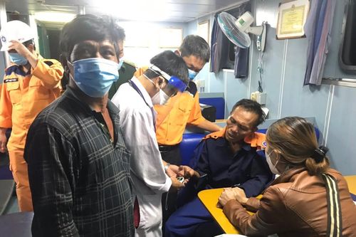 Cấp cứu kịp thời thuyền viên nguy kịch trên biển