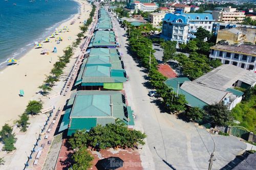 Nhếch nhác hàng chục ki ốt chắn biển Thiên Cầm