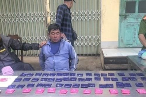 Kẻ vận chuyển 12.000 viên ma túy tổng hợp chống trả quyết liệt khi bị bắt giữ