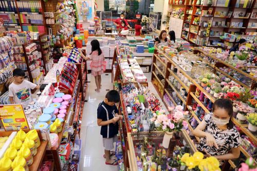 Sôi động thị trường sách giáo khoa, đồ dùng học tập trước năm học mới