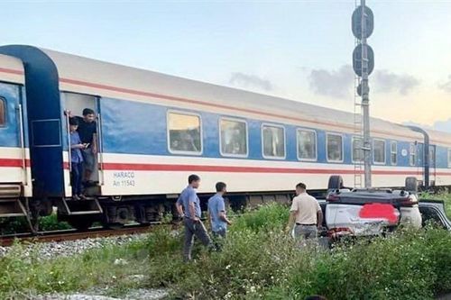 Nam Định: Tàu hỏa đâm văng ôtô 5 chỗ, 6 người may mắn thoát nạn
