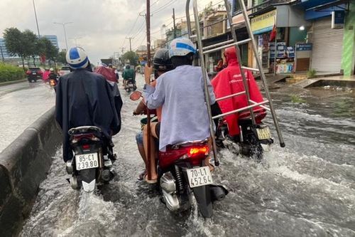 TP Hồ Chí Minh: Quốc lộ 22 chìm trong biển nước sau cơn mưa lớn