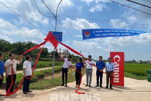 Canon Việt Nam bàn giao công trình Thắp sáng đường quê 2022