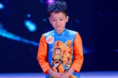 Cậu bé khiếm thính tự tin làm người mẫu trình diễn áo dài