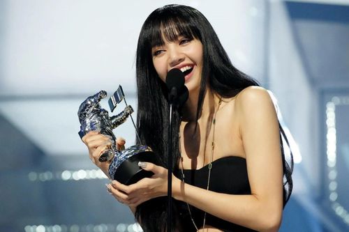 Khoảnh khắc chiến thắng của Taylor Swift, Lisa ở MTV VMAs 2022