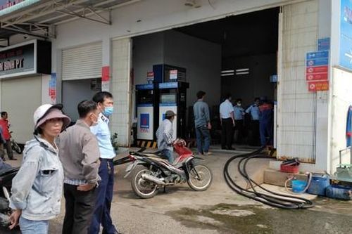 Thiếu hụt nguồn dầu vào thời điểm khai thác chính vụ, ngư dân Bình Thuận lao đao