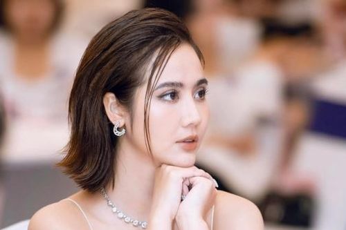 Huyền Lizzie khoe vóc dáng mảnh mai, gợi cảm