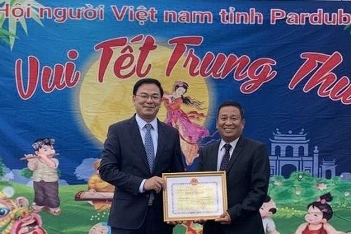 Thứ trưởng Phạm Quang Hiệu đón Tết Trung thu với cộng đồng người Việt tại Czech