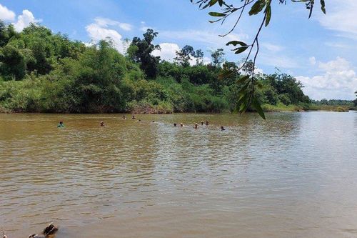 Nhảy xuống sông cứu con gái trượt chân, hai cha con cùng đuối nước tử vong
