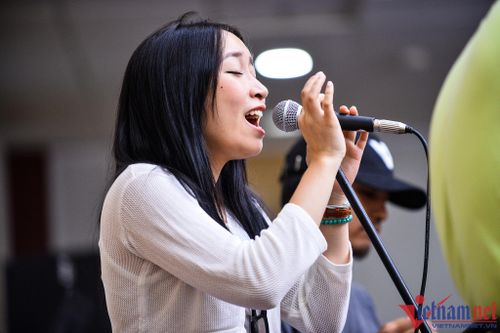 Mỹ Anh được bố mẹ Mỹ Linh - Anh Quân hộ tống đi tập 'Điều còn mãi'