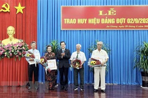 An Giang: Trao huy hiệu Đảng cho 22 đảng viên cao niên dịp 2/9