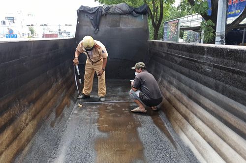 TPHCM: CSGT Nam Sài Gòn xử lý hàng loạt xe chở quá tải, cơi nới thùng