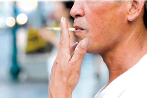 Phạt nguội hút thuốc lá nơi công cộng: Người dân còn thờ ơ