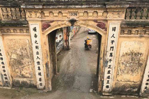 Đi qua cổng làng