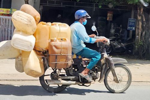 Người dân ở miền Tây đem can đi mua xăng dầu