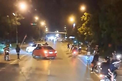 Làm rõ vụ 2 nhóm thanh niên mang hung khí 'hỗn chiến' ở Phúc Thọ