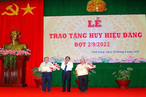 Vĩnh Long trao 312 Huy hiệu Đảng cho đảng viên dịp lễ 2/9