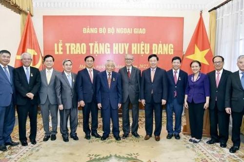 Trao tặng Huy hiệu 75 năm tuổi Đảng cho nguyên Phó Thủ tướng, Bộ trưởng Ngoại giao Nguyễn Mạnh Cầm