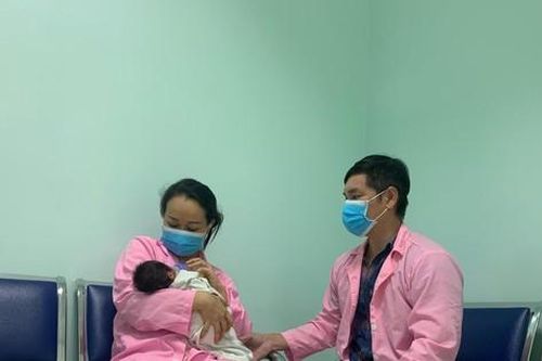 Cứu kịp thời em bé bị 'đẻ rơi' trong nhà vệ sinh