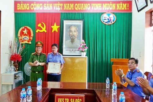 Khen thưởng Kiểm sát viên xuất sắc trong đấu tranh triệt xóa băng nhóm tín dụng đen