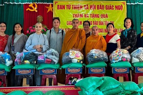 Ban Từ thiện - Xã hội báo Giác Ngộ tặng quà đến trẻ em và đồng bào dân tộc tại Đắk Lắk