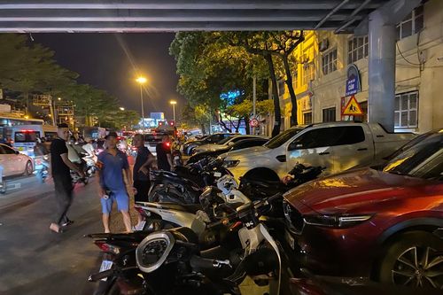 Có hay không tình trạng 'bảo kê' các bãi trông giữ xe trái phép quanh phố đi bộ hồ Hoàn Kiếm?