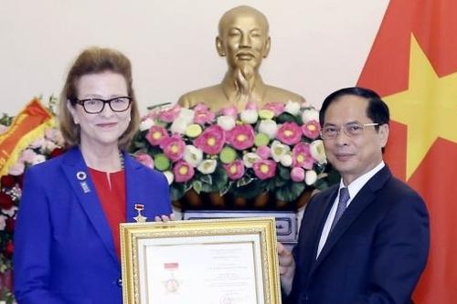 Bộ trưởng Ngoại giao Bùi Thanh Sơn trao Kỷ niệm chương Vì sự nghiệp Ngoại giao cho Đại diện thường trú UNDP tại Việt Nam Caitlin Wiesen