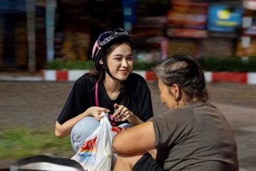 Hoa hậu Đỗ Thị Hà đi xe máy, tặng quà cho người vô gia cư thủ đô trong đêm khuya