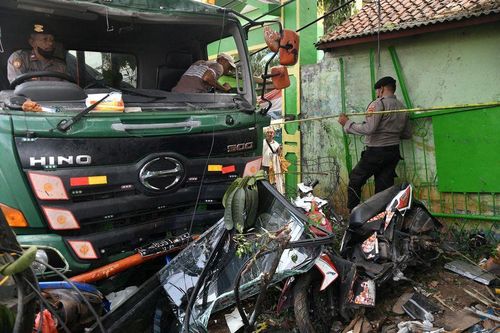 Indonesia: Xe tải gây tai nạn trước cổng trường học, 30 người thương vong