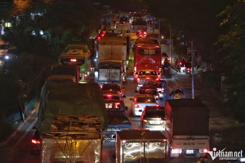 Người dân ùn ùn đi nghỉ lễ Quốc khánh 2/9, cửa ngõ Hà Nội tắc đến đêm