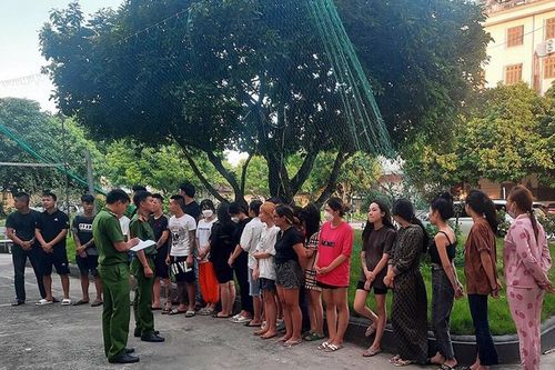 Triệt phá nhóm 'gái hát, bảo kê' 'chơi' ma túy trong khách sạn