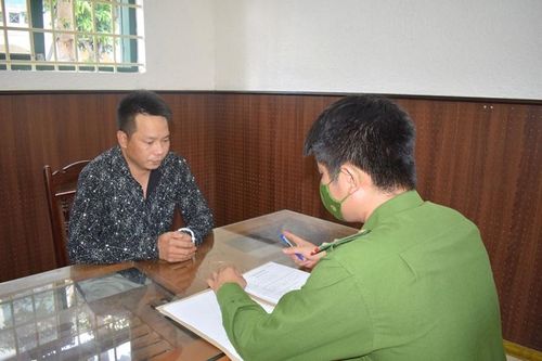 Cướp tiệm vàng bất thành, tên trộm vứt lại xe máy chạy thoát thân
