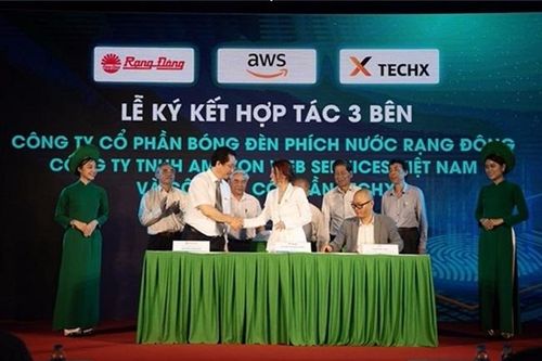 Startup Việt đạt chứng nhận năng lực toàn cầu về di trú và chuyển đổi số trên AWS