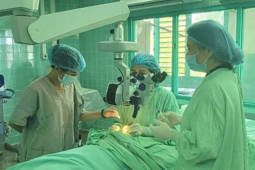 Chơi cắt giấy, bé 8 tuổi bị kéo đâm vào mắt
