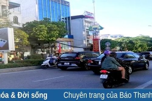 Nhiều phương tiện ngang nhiên đi ngược chiều trước Trung tâm thương mại Vincom