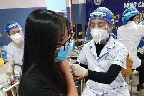 Nhiều ca Covid-19 nặng tăng, Bộ Y tế đề nghị đẩy mạnh tiêm vắc-xin