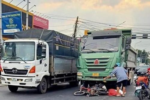 Nữ sinh bàng hoàng nhìn bạn tử nạn sau va chạm xe ben