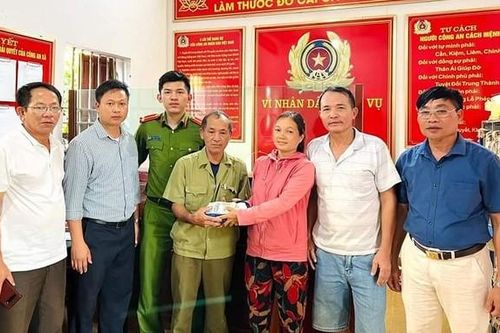 Vợ chồng nông dân nhặt được bọc tiền 200 triệu đồng trả lại người đánh rơi