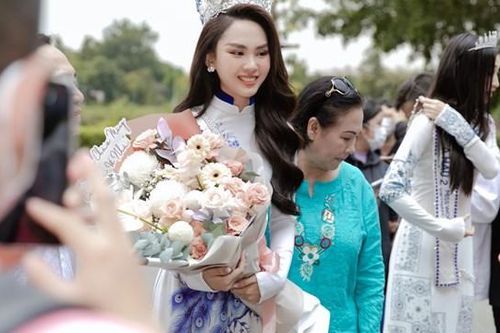 Miss World Vietnam 2022 Mai Phương về quê làm từ thiện