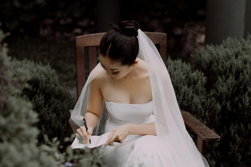 Ảnh cưới của MC Liêu Hà Trinh lấy cảm hứng từ 'Rừng Na Uy'