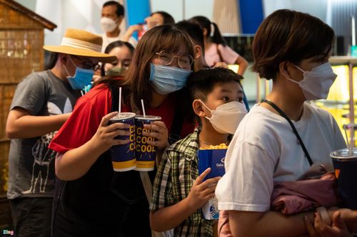 Nhà rạp Việt muốn được chiếu phim sau 2h sáng