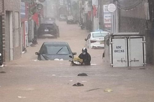 Mưa hơn một giờ, Đà Lạt ngập nặng