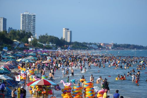 Vũng Tàu đông người ngày đầu nghỉ lễ
